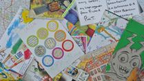 Mail-Art-Projekt mit 150 Postkarten aus aller Welt